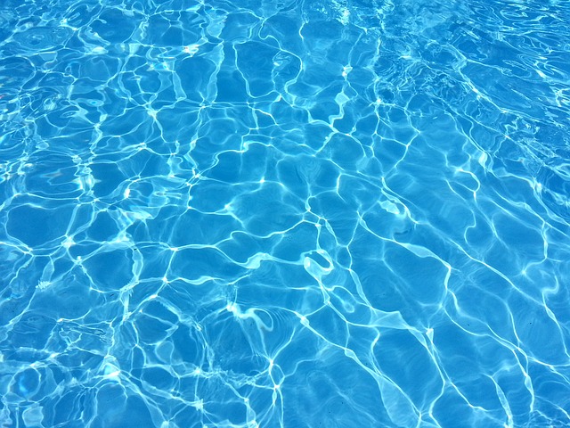Jak chronić wodę w basenie przed zabrudzeniem? Roleta basenowa Ostrołęka