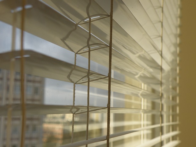 Przysłanianie okien – najlepsze pomysły. Verticale, rolety wewnętrzne i zewnętrzne Warszawa – wertikale
