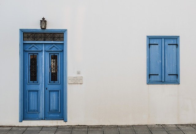 Drzwi zewnętrzne niebieskie czyli niestandardowy kolor drzwi – hit czy kit?